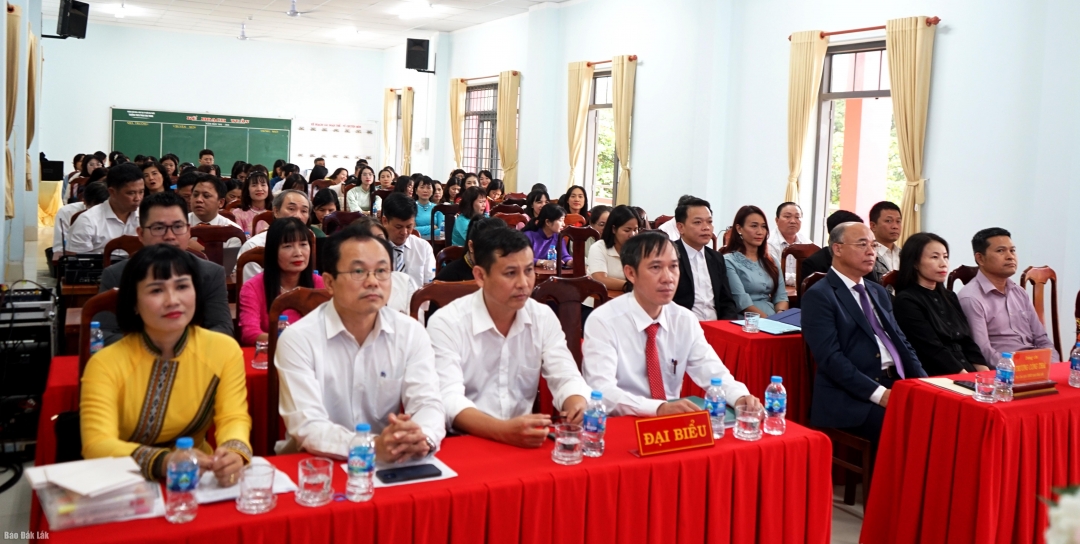 Đông đảo cán bộ, giáo viên nhà trường tham dự buổi thăm và làm việc của Phó Chủ tịch UBND tỉnh Trương Công Thái