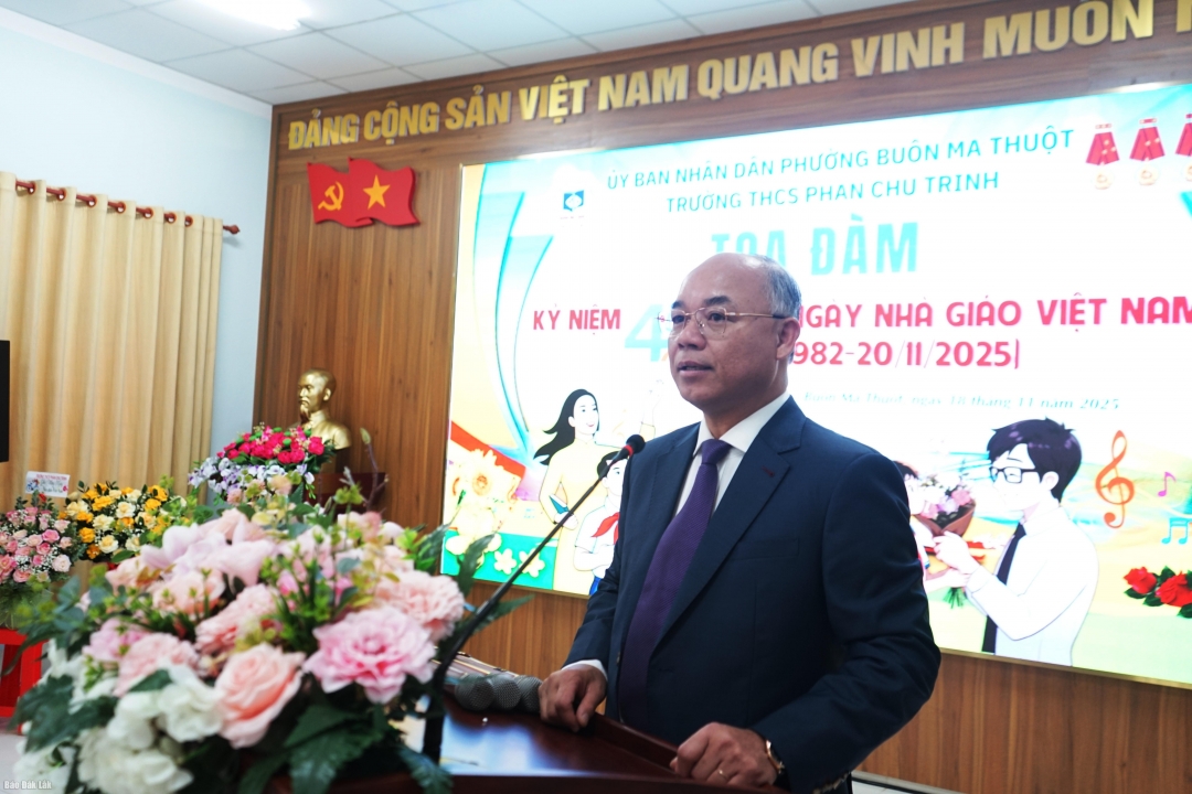 Phó Chủ tịch UBND tỉnh Trương Công Thái chúc mừng cán bộ, giáo viên nhà trường nhân Ngày Nahf giáo Việt Nam