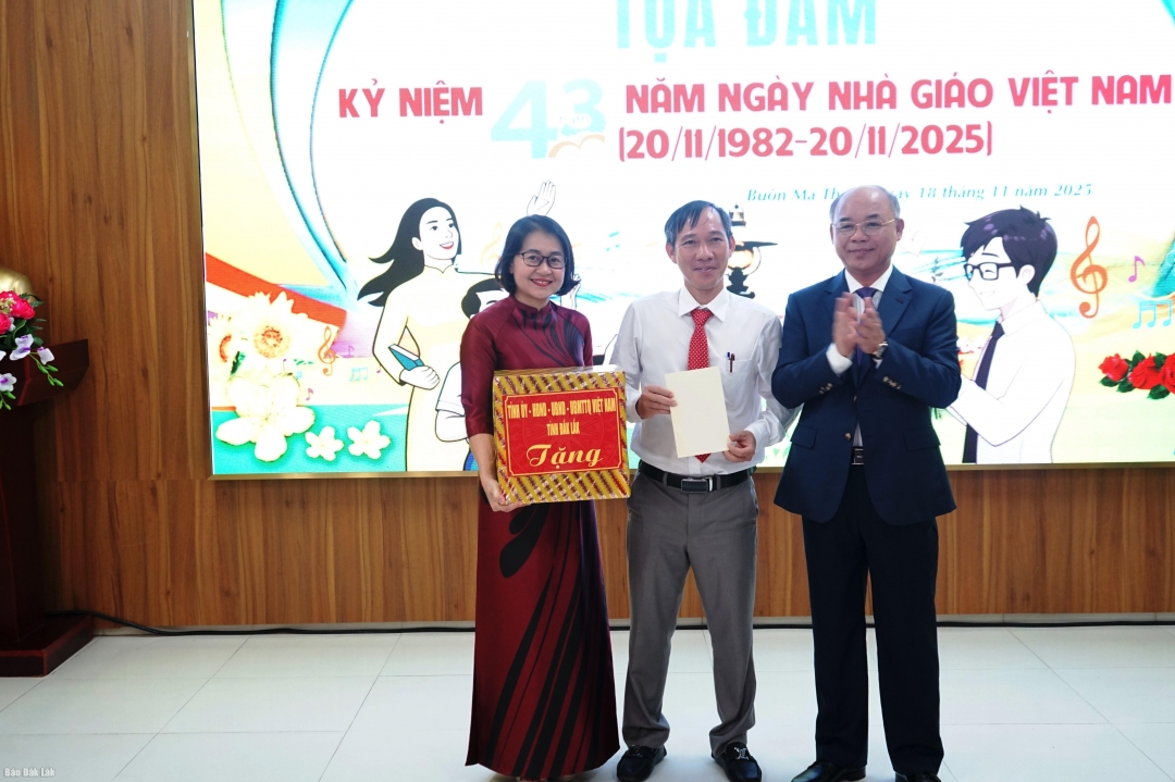 Phó Chủ tịch UBND tỉnh Trương Công Thái tặng quà chúc mừng cán bộ, giáo viên nhà trường