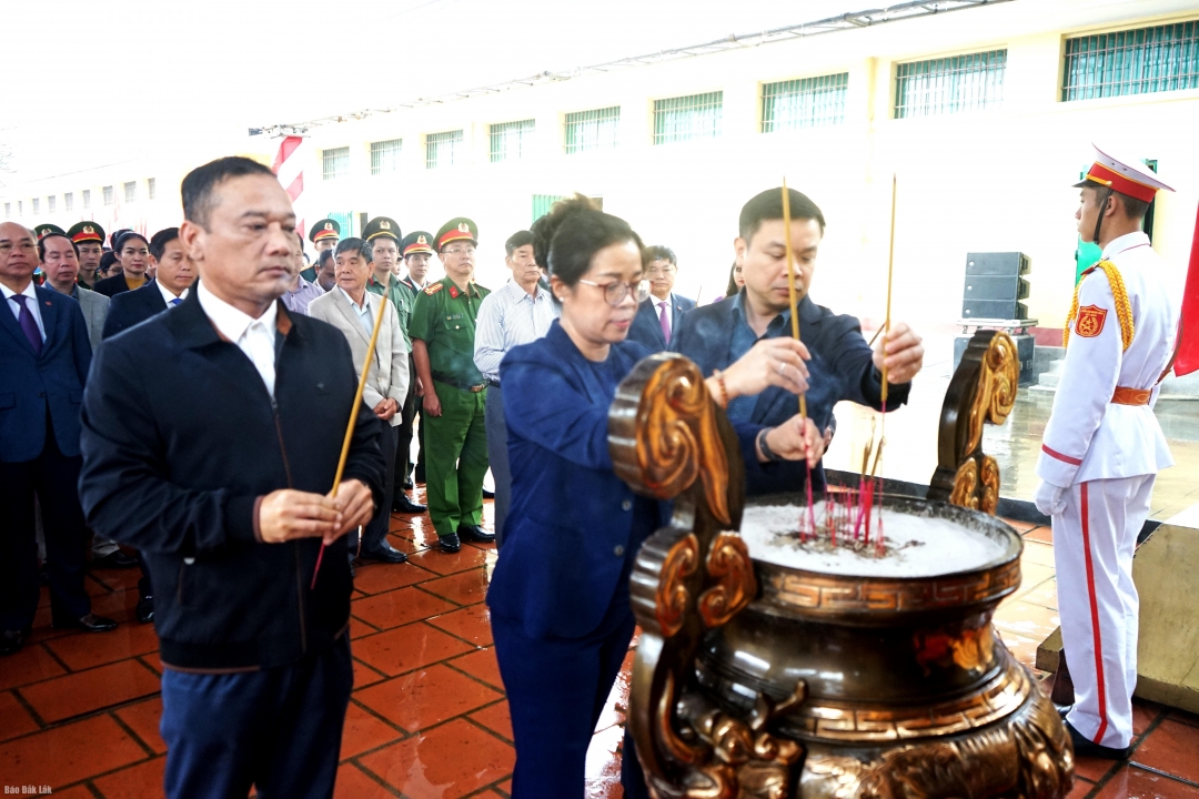 Lãnh đạo tỉnh dâng hương tưởng nhớ các anh hùng liệt sĩ