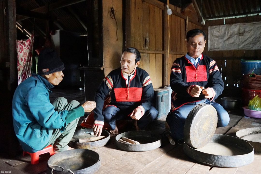 Ông Y Khuê Ayun (bìa phải) trân quý bộ chiêng gia đình lưu giữu qua bao thế hệ