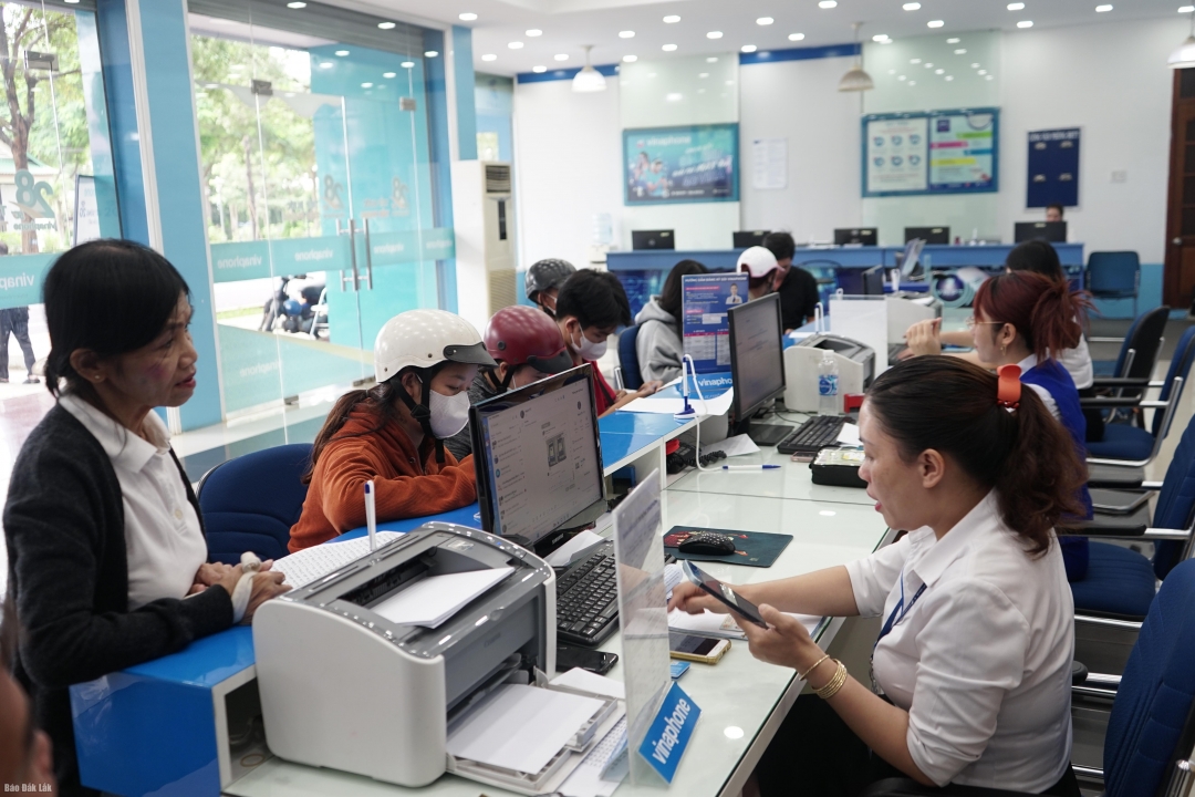 Nhân viên VNPT Đắk Lắk hỗ trợ người dân thực hiện các giao dịch.