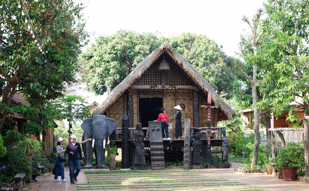 Du khách tham quan nhà dài ở buôn Akodhong
