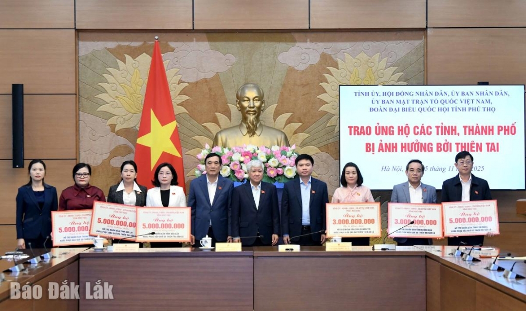 Phó Trưởng đoàn chuyên trách phụ trách Đoàn ĐBQH tỉnh Nguyễn Thị Thu Nguyệt (thứ tư từ trái sang) thay mặt Đoàn ĐBQH tỉnh tiếp nhận kinh phí của tỉnh Phú Thọ hỗ trợ tỉnh Đắk Lắk khắc phục thiệt hại mưa lũ vào sáng 25/11 tại Nhà Quốc hội. Ảnh: Đoàn ĐBQH tỉnh cung cấp