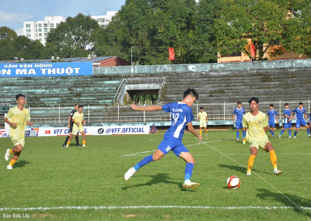 Các cầu thủ áo vàng Đắk Lắk thất bại 1-4 trước đội áo vàng