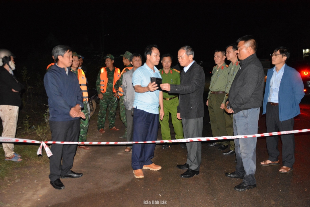 Đoàn công tác thị sát vị trí bị ngập, chia cắt ở xã Buôn Đôn.