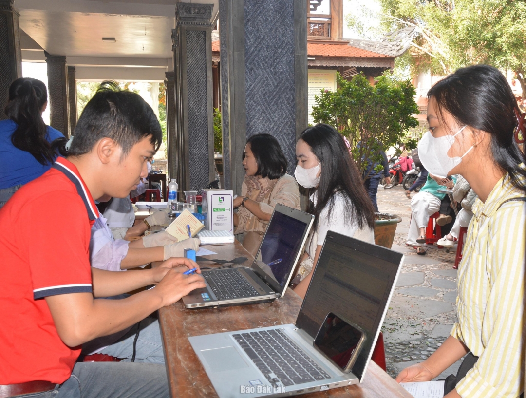 Phật tử chùa Sắc tứ Khải Đoan đăng ký hiến máu tình nguyện trong đợt này.