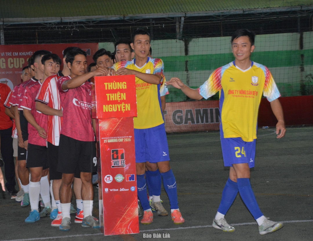 Cầu thủ các đội bóng ủng hộ thùng từ thiện, gây quỹ trước trận đấu.