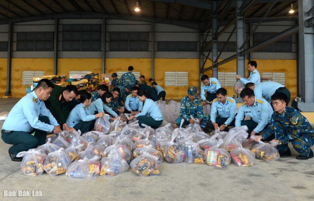 Trung đoàn Không quân 930 tiếp nhận 1.000 suất quà của Quân khu 5, tổ chức đóng gói để vận chuyển đến nhân dân các tỉnh Nam Trung Bộ. Ảnh: Văn Chung
