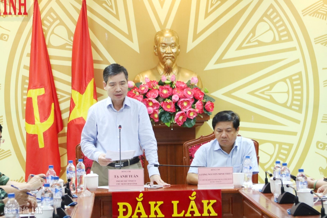 Tại đầu cầu Đắk Lắk, Chủ tịch UBND tỉnh Tạ Anh Tuấn báo cáo việc khắc phục hậu quả mưa lũ. 