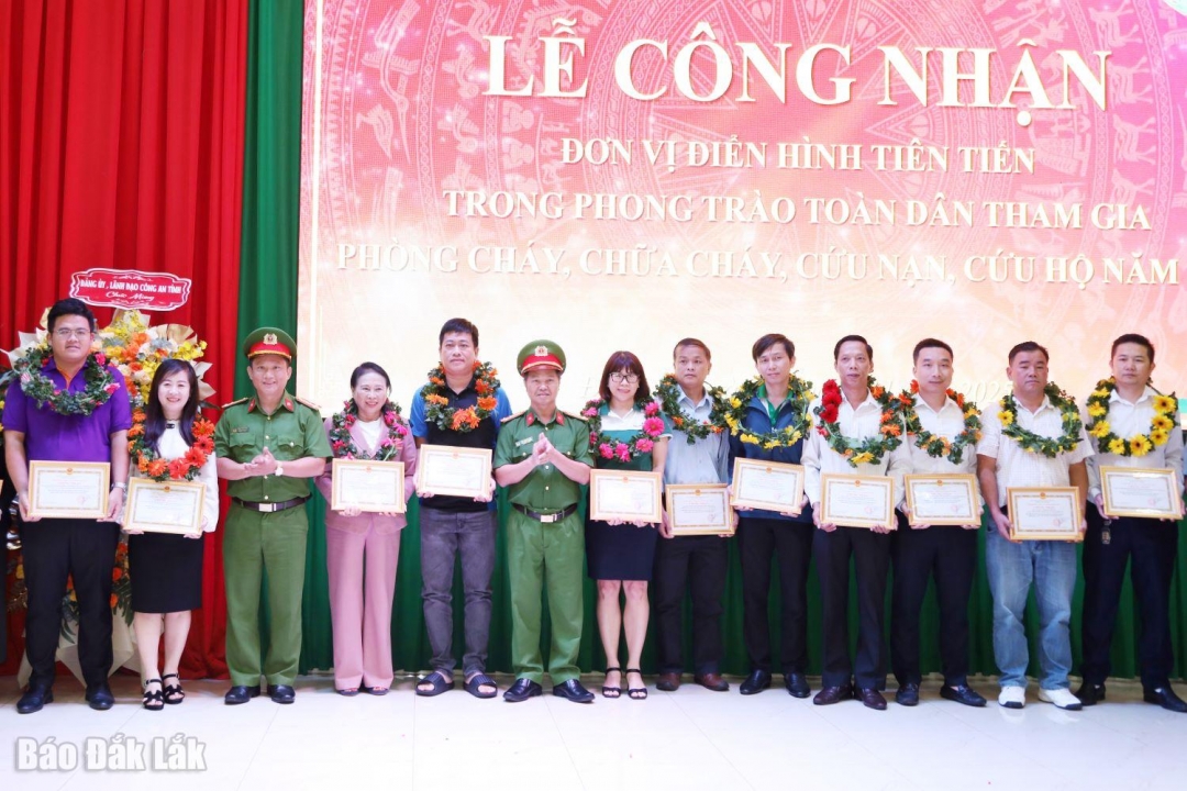 Đại diện các đơn vị có thành tích xuất sắc được tặng Giấy khen.