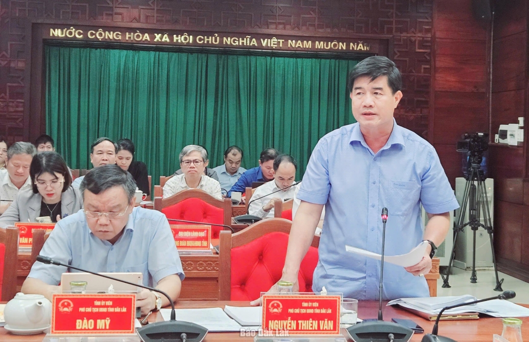 Phó Chủ tịch UBND tỉnh Nguyễn Thiên Văn phát biểu tại Hội nghị.