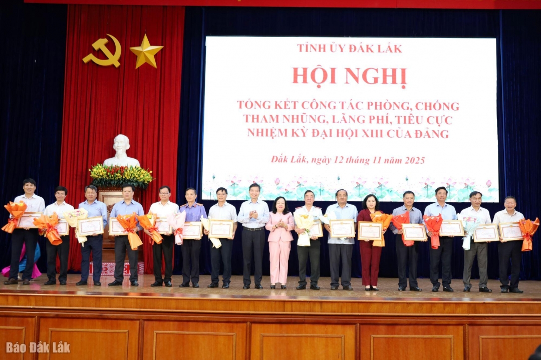 Các cá nhân có thành tích xuất sắc được tặng Bằng khen và hoa chúc mừng.