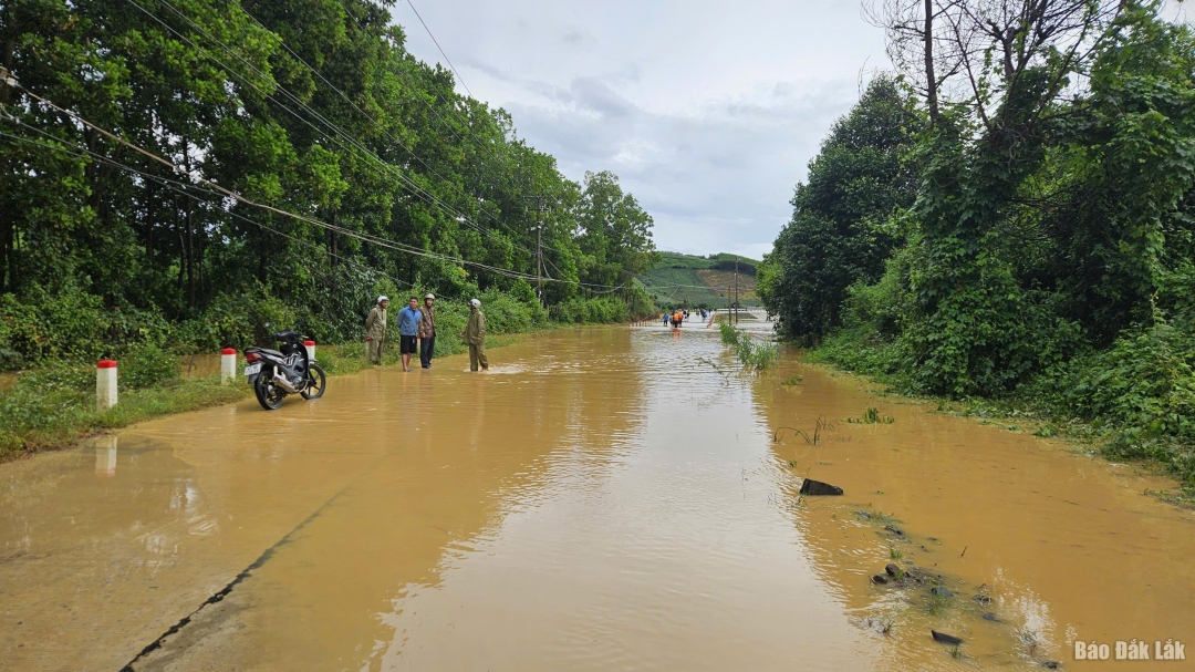 Nước ngập đường giao thông tại điểm cầu buôn Khóa.