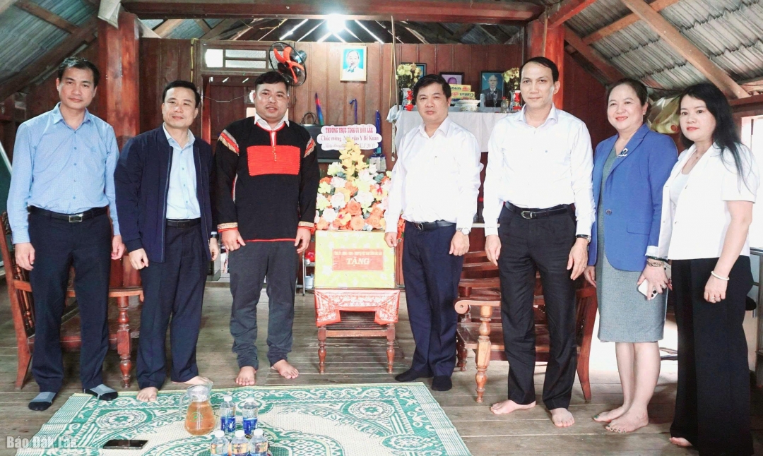 Bí thư Tỉnh ủy Lương Nguyễn Minh Triết đã đến thăm và tặng quà nhà giáoY Bế Kuan (ở buôn Plum, xã Hoà Sơn)