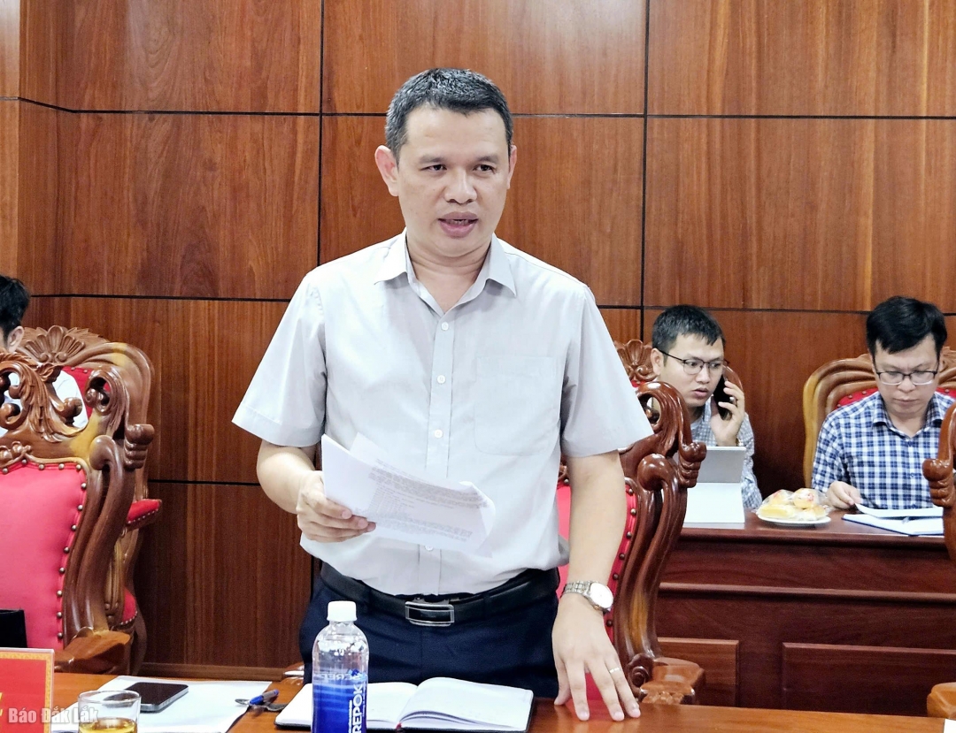 Giám đốc Ban Quản lý các dự án đầu tư xây dựng khu vực phía Đông tỉnh Đặng Khoa Đảm báo cáo tại buổi làm việc.