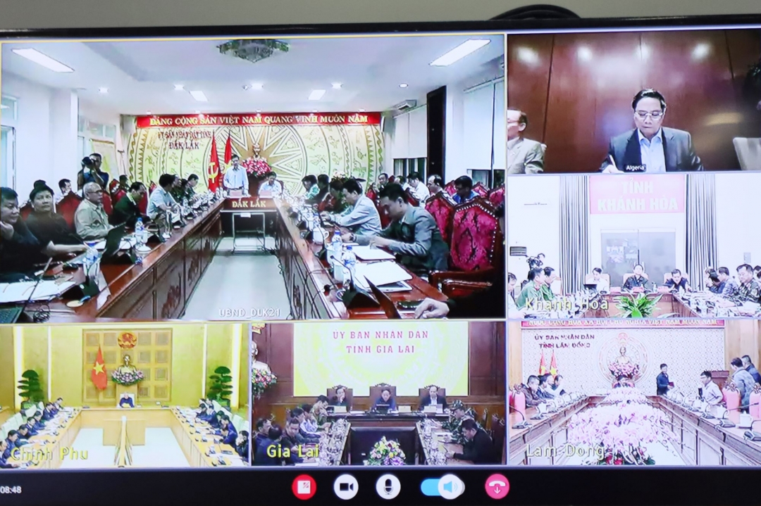 Các điểm cầu trực tuyến tại cuộc họp khẩn về tình hình và các giải pháp cấp bách ứng phó mưa lũ, thiên tai trên địa bàn một số tỉnh miền trung. Ảnh chụp màn hình ti vi.