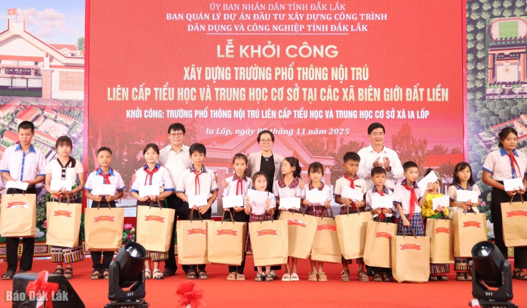 Lãnh đạo tỉnh trao quà tặng các em học sinh có hoàn cảnh khó khăn.