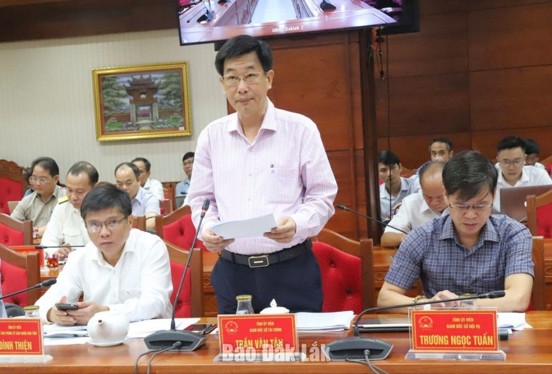 Giám đốc Sở Tài chính Trần Văn Tân báo cáo tình hình kinh tế - xã hội 10 tháng và năm 2025.