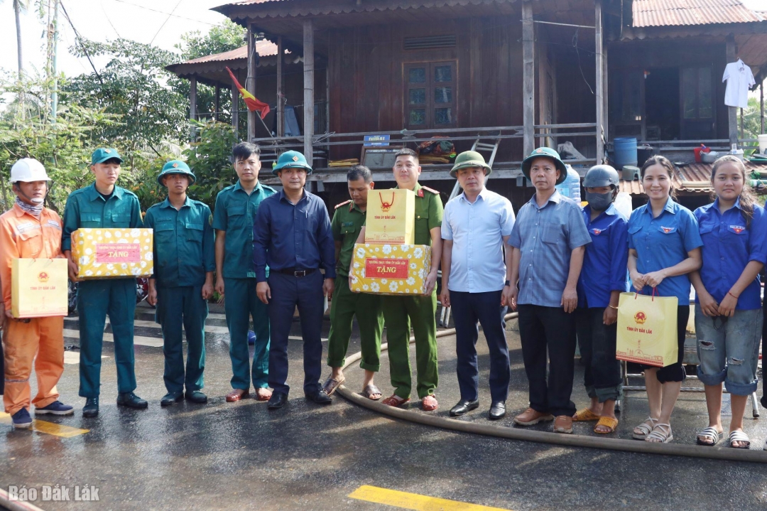 Thường trực Tỉnh ủy tặng quà cho lực lượng tham gia hỗ trợ người dân khắc phục