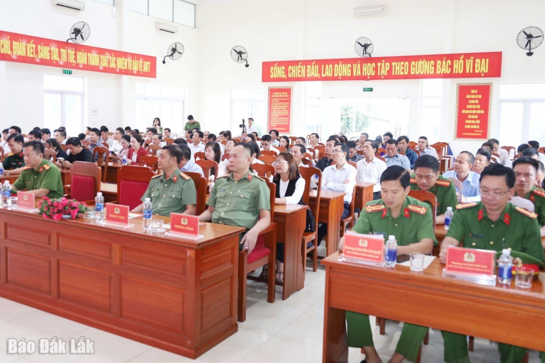 Các đại biểu tham dự lễ.