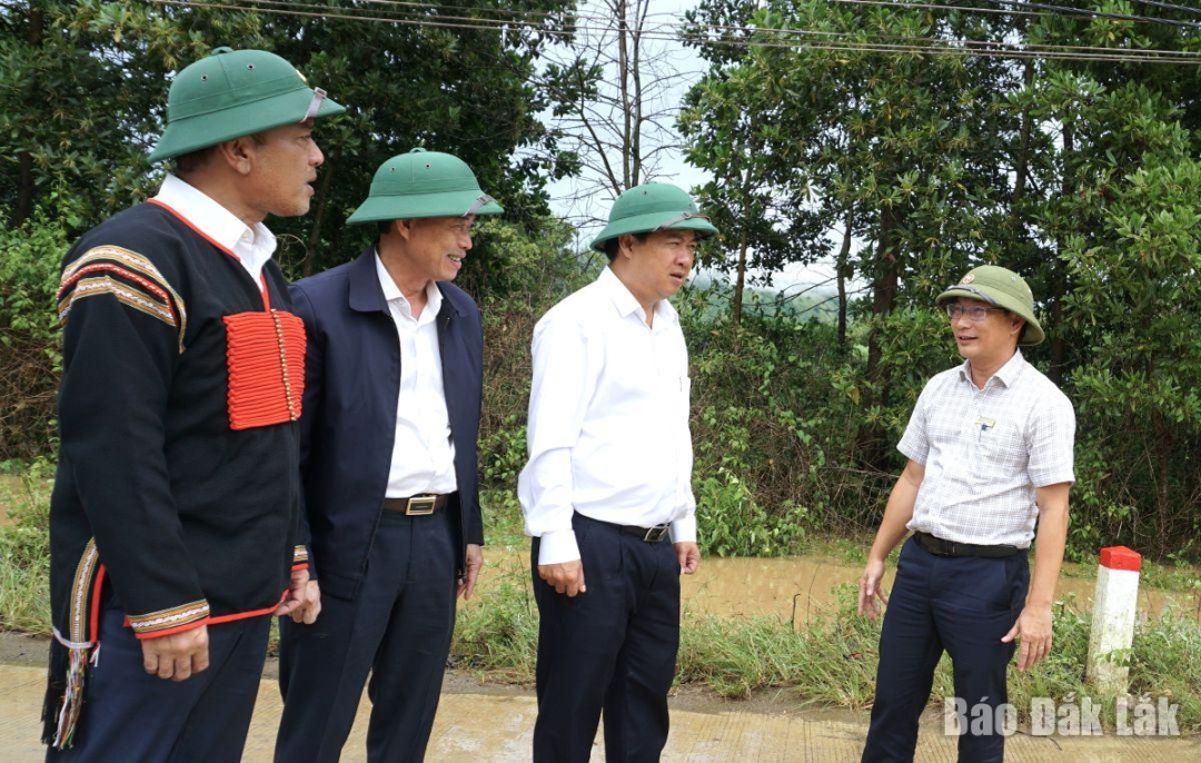 Các đồng chí lãnh đạo tỉnh và lãnh đạo xã Cư Pui kiểm tra tình hình ngập lụt tại buôn Khóa.