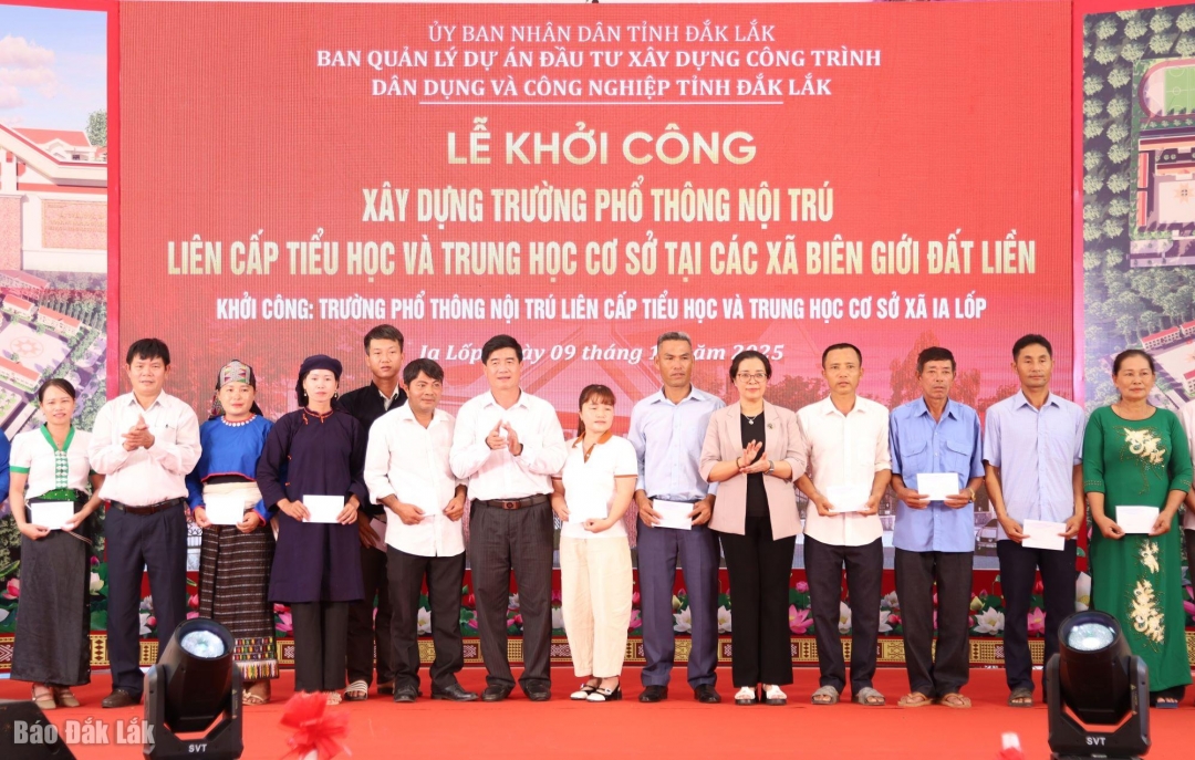 ... và tặng quà cho các gia đình có hoàn cảnh đặc biệt khó khăn của xã Ia Lốp.