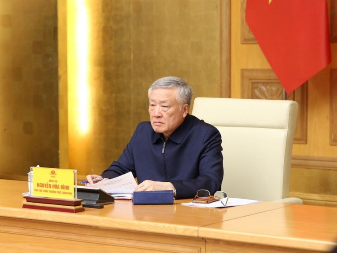 Phó Thủ tướng Thường trực Chính phủ Nguyễn Hòa Bình dự tại điểm cầu trụ sở Chính phủ. (Ảnh VGP/Đình Hải)