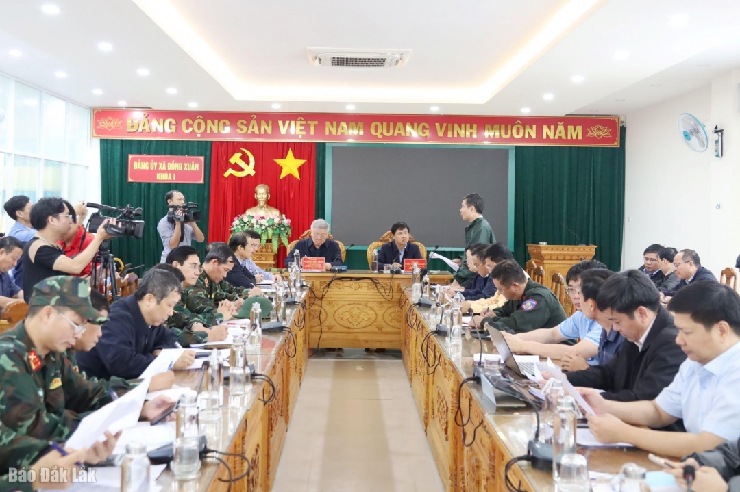 Các đại biểu tham dự cuộc họp.