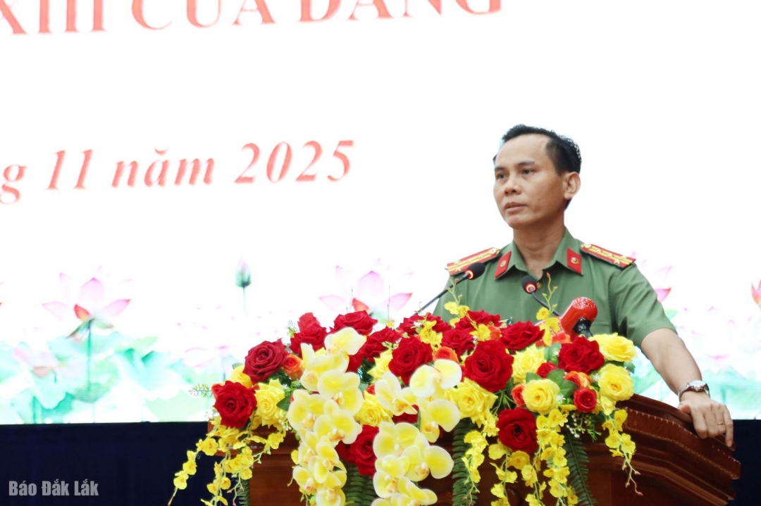 Đại tá Nguyễn Khỏe, Phó Giám đốc Công an tỉnh phát biểu thảo luận.