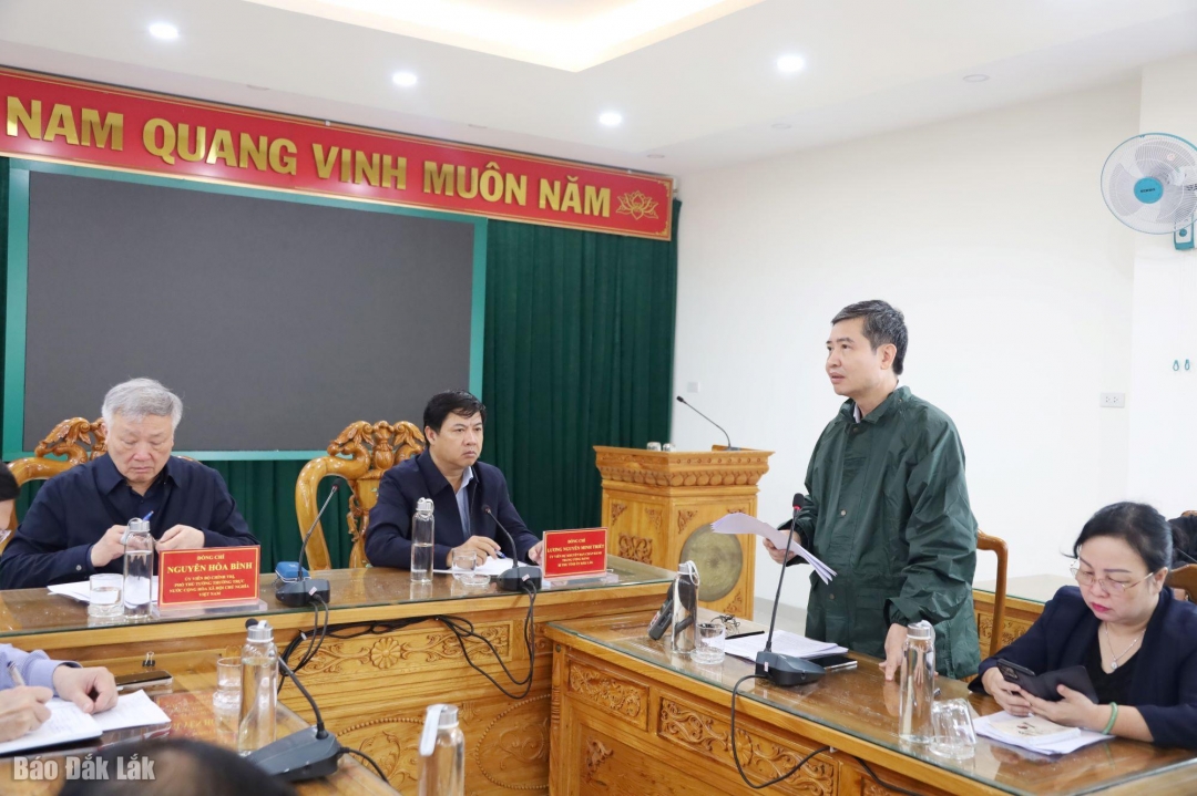 Phó Bí thư Tỉnh ủy, Chủ tịch UBND tỉnh Tạ Anh Tuấn báo cáo về tình hình khắc phục lũ lụt của tỉnh.