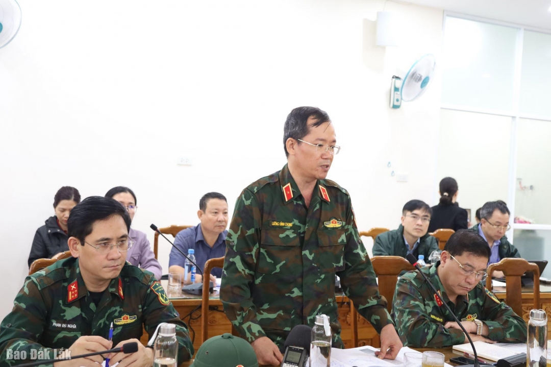 Thiếu tướng Lương Đình Chung, Chính ủy Quân khu 5 trao đổi về công tắc triển khai lực lượng hỗ trợ khắc phục lũ lụt.