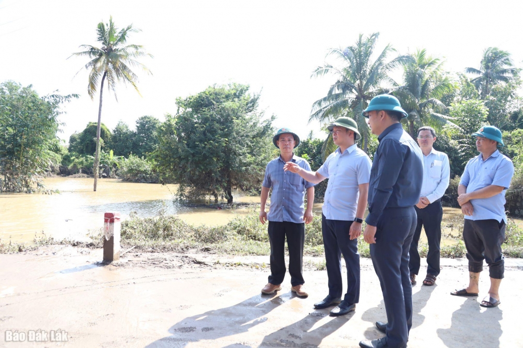 Đồng chí Đỗ Hữu Huy, Phó Bí thư Tỉnh ủy kiểm tra thực tế tình hình ngập lụt tại địa bàn xã Buôn Đôn.