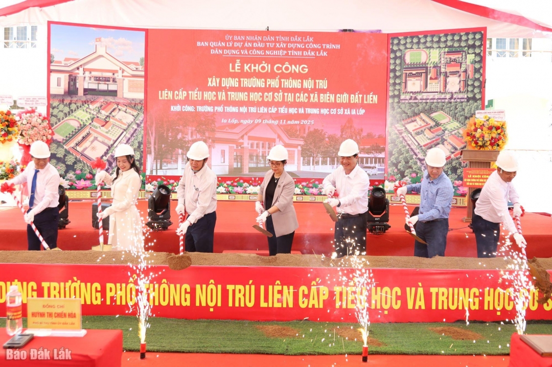 Các đại biểu thực hiện nghi lễ khởi công công trình Trường Phổ thông nội trú liên cấp tiểu học và THCS xã Ia Lốp.