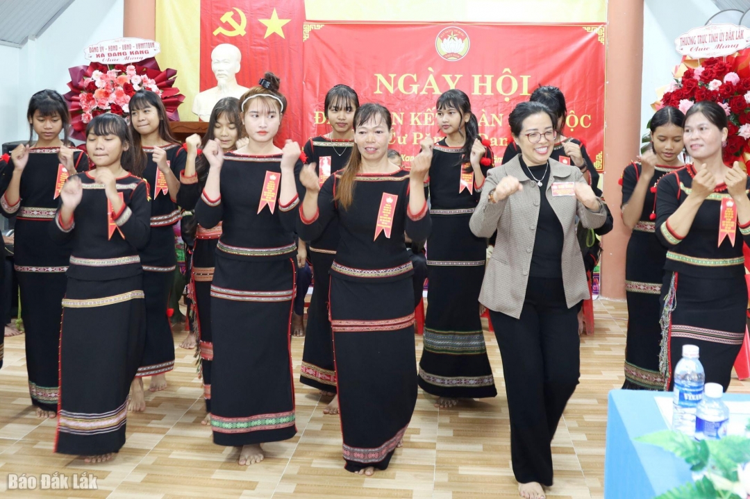 Phó Bí thư Tỉnh ủy Huỳnh Thị Chiến Hòa chung vui ngày hội với nhân dân buôn Cư Păm.