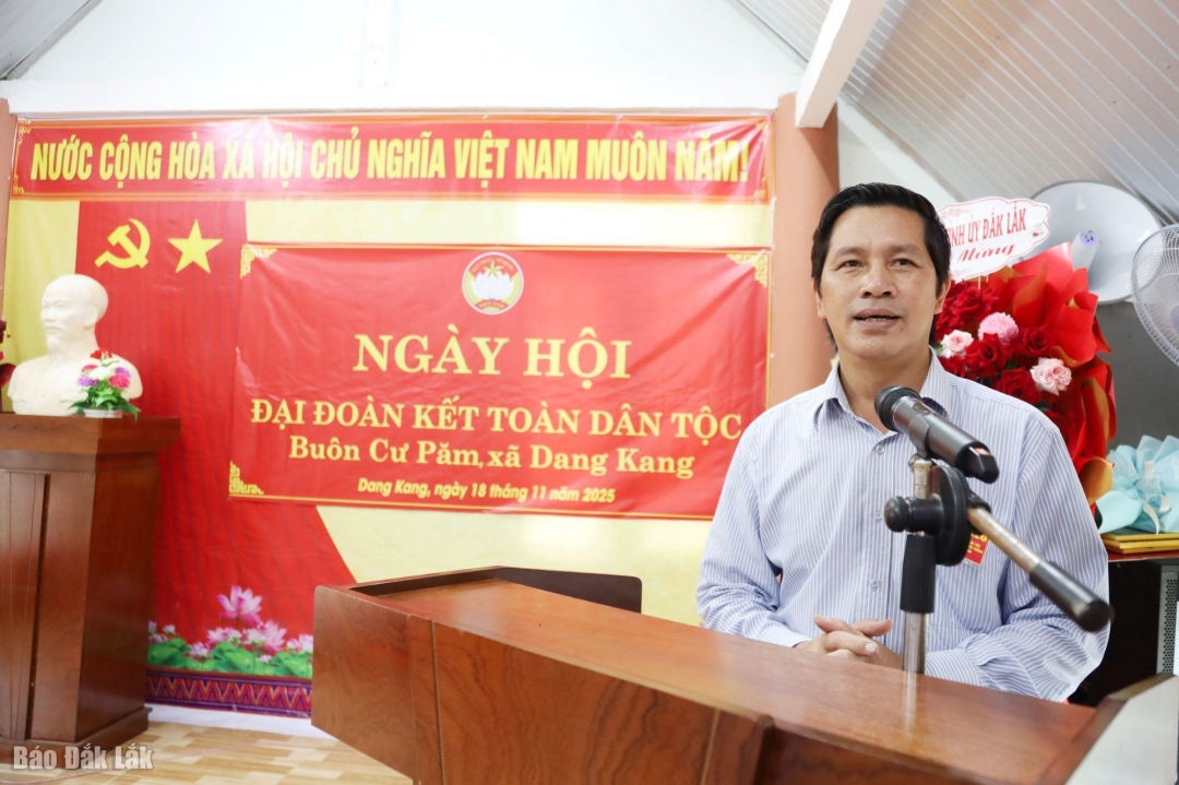 đồng chí Phạm Văn Bảy, Tỉnh ủy viên, Phó Chủ tịch Ủy ban MTTQ Việt Nam tỉnh phát biểu tại ngày hội.