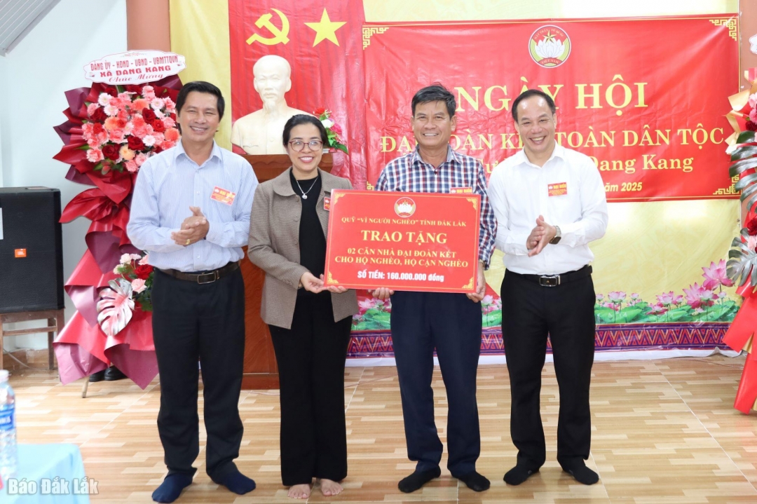 Phó Bí thư Tỉnh ủy Huỳnh Thị Chiến Hòa trao bảng tượng trưng tặng 2 căn nhà cho người dân xã Dang Kang.