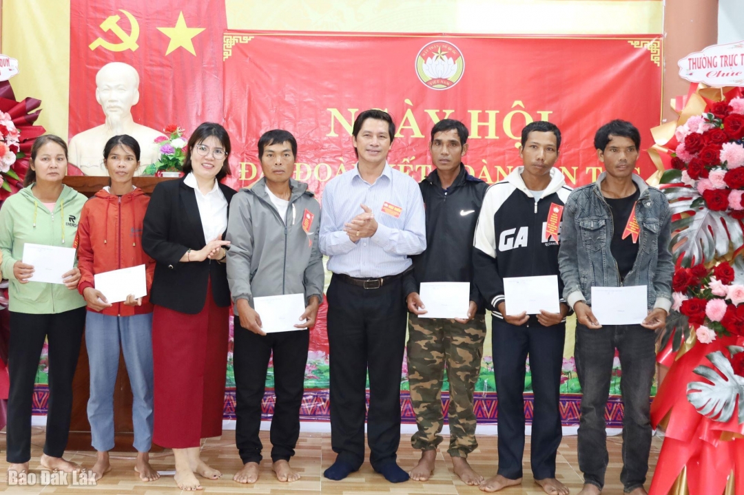 Các hộ có hoàn cảnh đặc biệt khó khăn được trao quà.