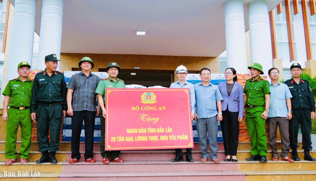 Đoàn công tác của Bọ Công an trao bảng tượng trưng tặng quà cho nhân dân tỉnh Đắk Lắk