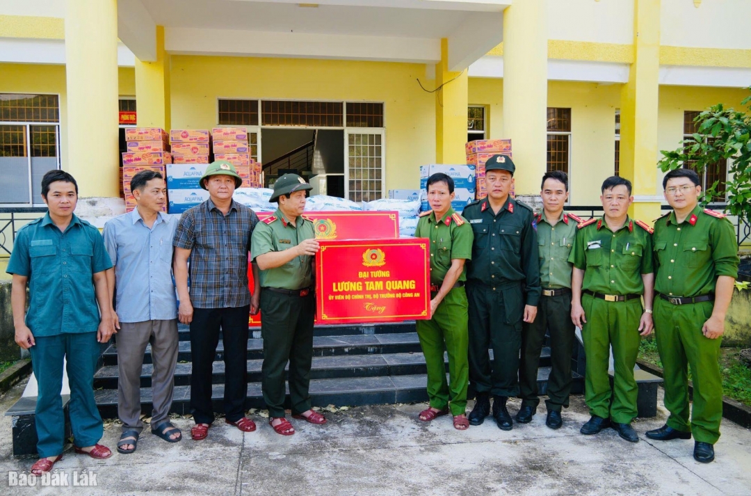 Trao bảng tượng trưng tạng quà cho cán bộ, chiến sĩ Công an tỉnh Đắk Lắk.