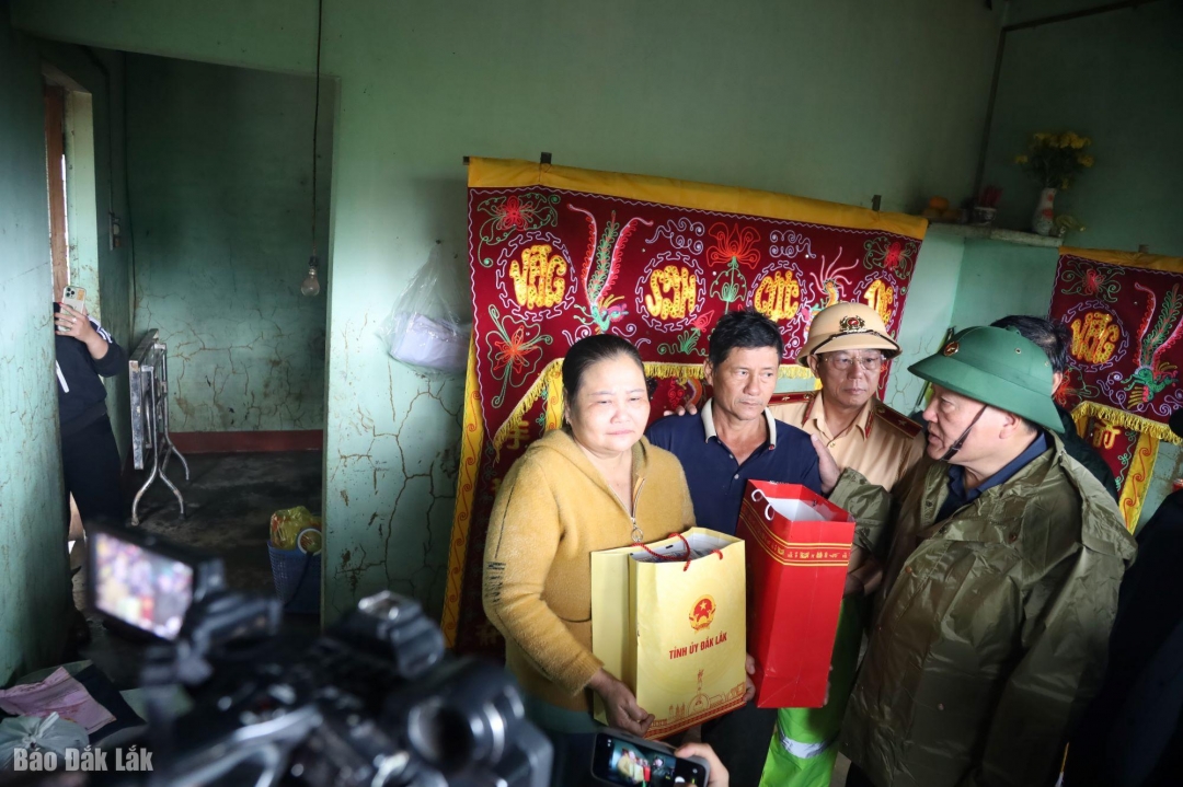 ... chia buồn và tặng quà cho gia đình có người thiệt mạng do lũ ở xã Tuy An Tây.