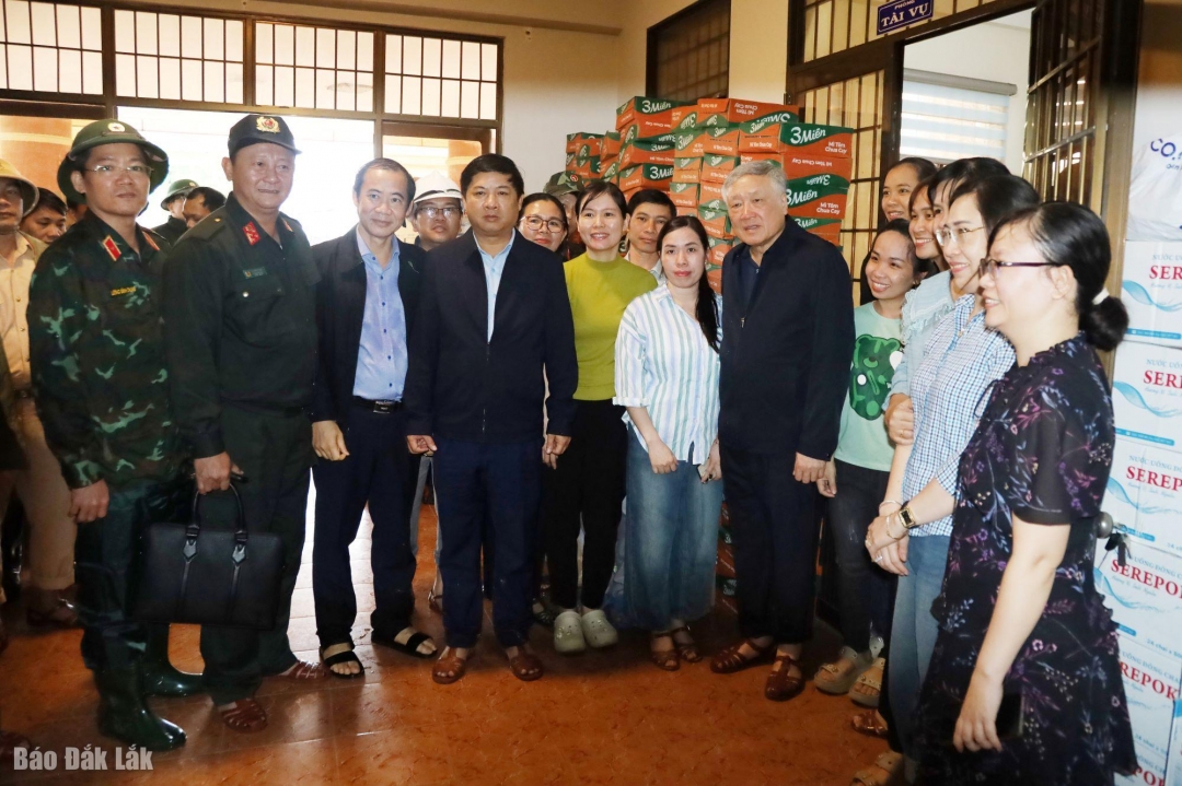 Phó Thủ tướng Thường trực Chính phủ Nguyễn Hòa Bình cùng các đai biểu chụp ảnh lưu niệm với cán bộ, công chức tại trụ sở Đảng ủy xã Đồng Xuân.