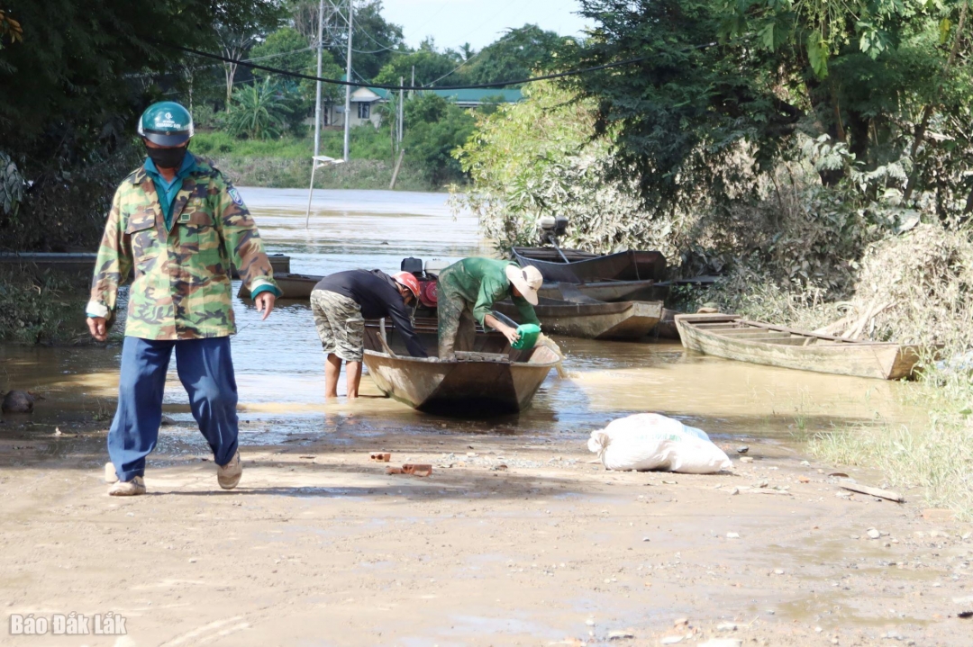 Sáng 25/11, một tuyến đường tại buôn Drăng Phốk vẫn bị ngập sâu phải sử dụng thuyền để di chuyển.
