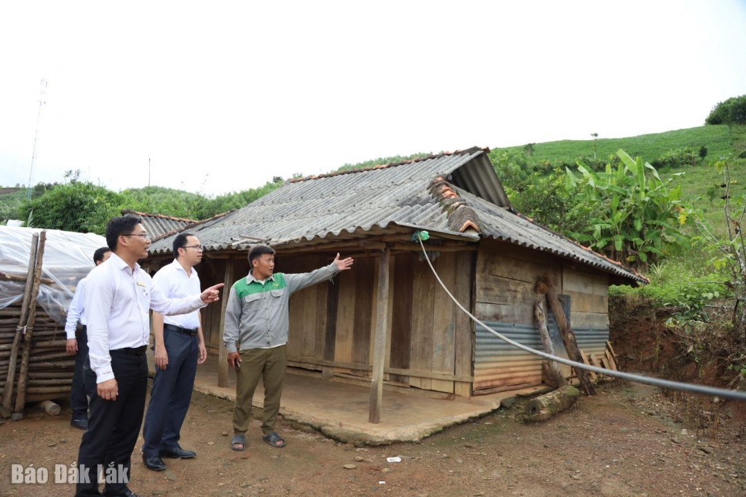 Đoàn công tác của UBND xã Cư Pui kiểm tra điểm có nguy cơ sạt lở đất tại thôn Ea Uool.