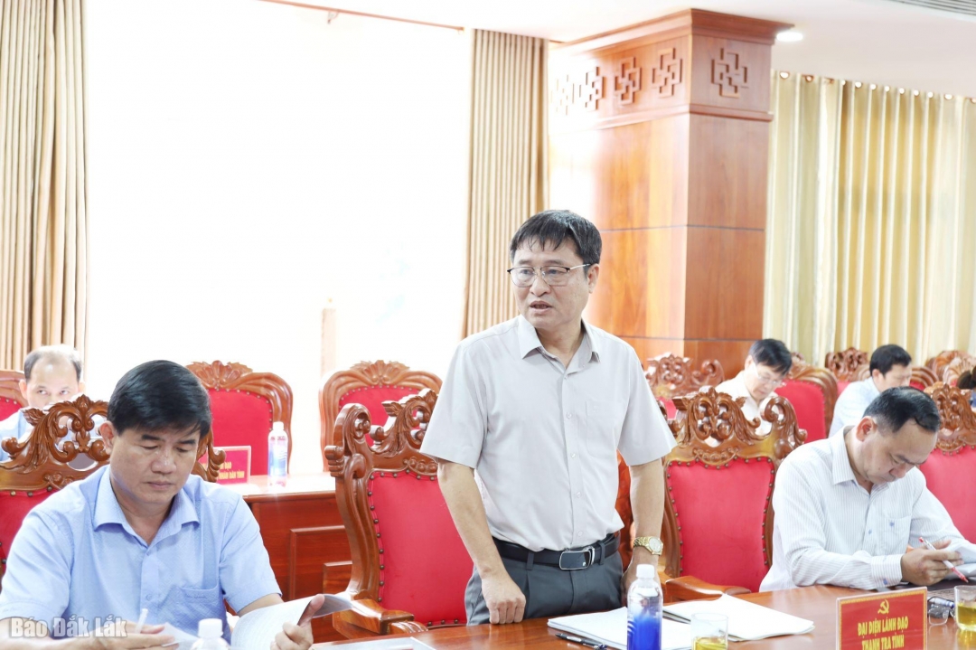 Đồng chí Hồ Duy Thành, Tỉnh ủy viên, Chánh Thanh tra tỉnh báo cáo một số kết quả giải quyết các vụ việc.