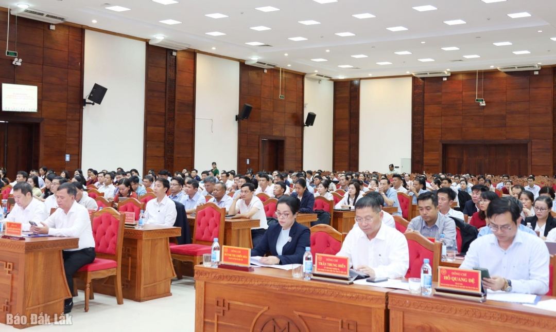 Các đại biểu tham dự lễ khai giảng.