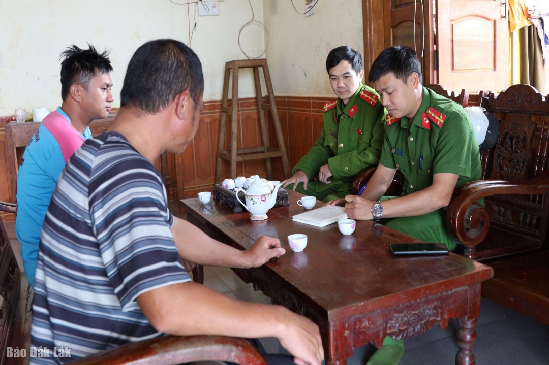 Công an xã Phú Xuân đến nhà trò chuyện với anh Đinh Văn T. - người đã cai nghiện thành công.