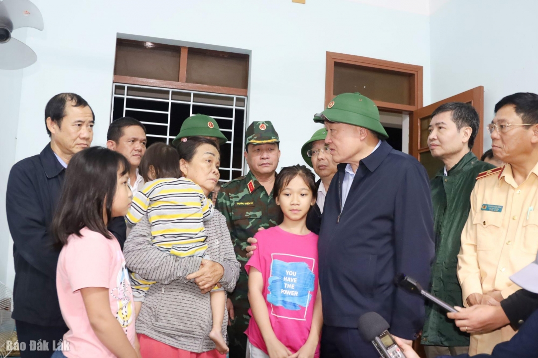 đồng chí Nguyễn Hòa Bình, Ủy viên Bộ Chính trị, Phó Thủ tướng Thường trực Chính phủ động viên người dân đang tránh trú lũ ở trung tâm UBND xã.