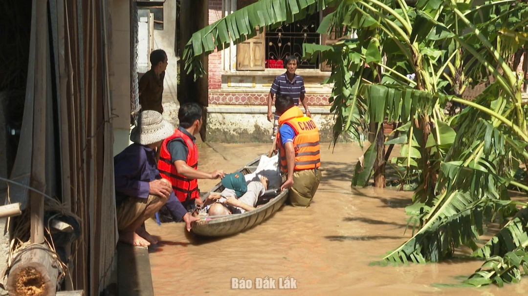 Lực lượng chức năng đưa bệnh nhân của xã Đông Xuân đi cấp cứu.