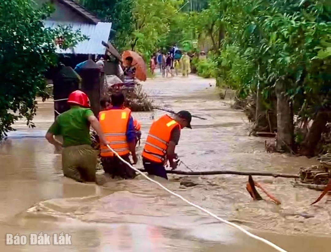 Lực lượng chức năng xã Đức Bình đến địa bàn xung yếu để hỗ trợ người dân